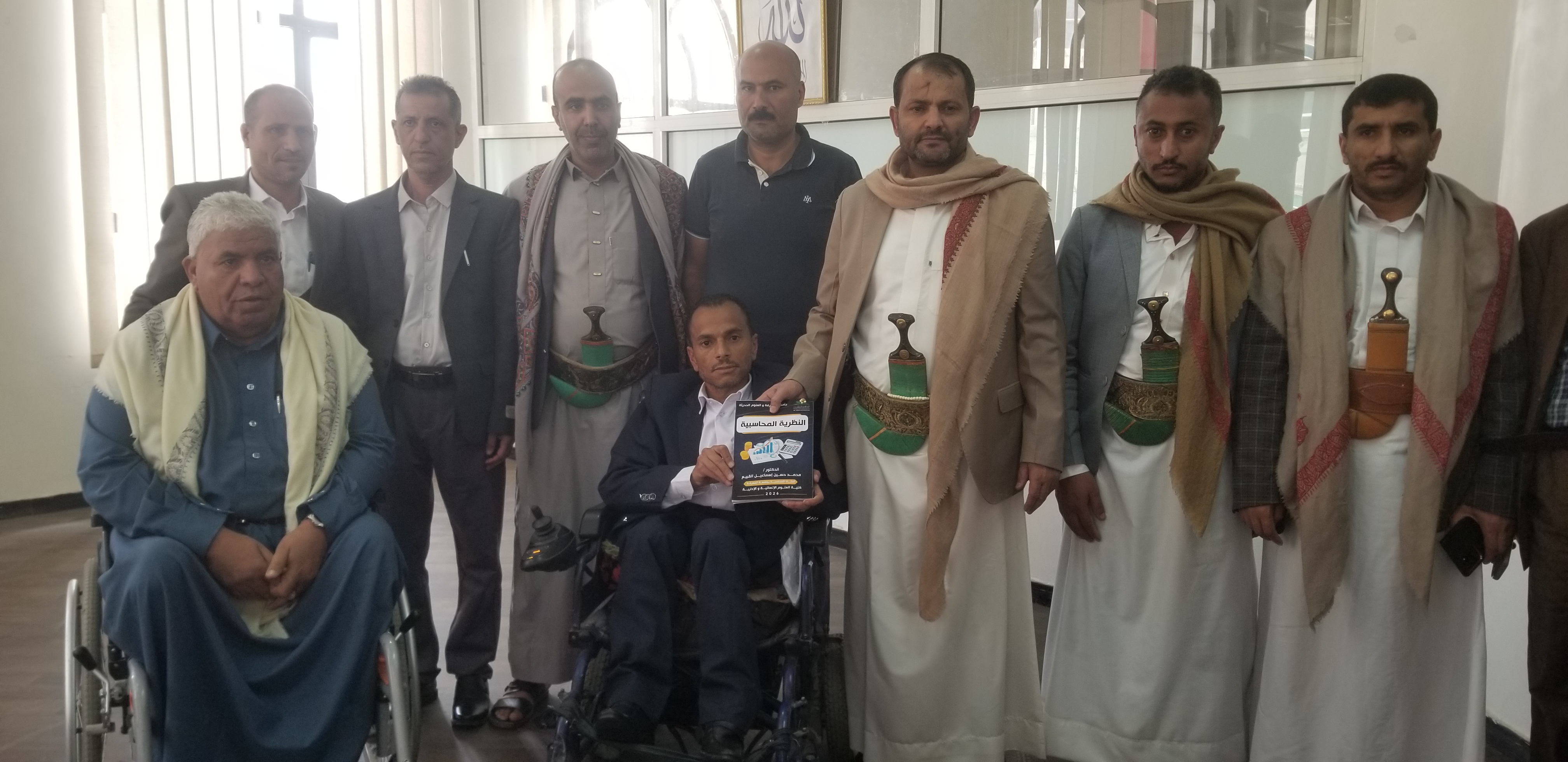 الدكتور محمد القبيع يهدي كتابه “النظرية المحاسبية” للمدير التنفيذي لصندوق المعاقين تقديراً لدوره في دعم المبدعين