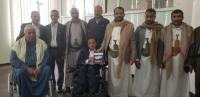 الدكتور محمد القبيع يهدي كتابه “النظرية المحاسبية” للمدير ...